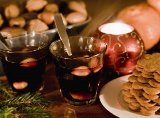 Celebrating-Advent-glögg-and-ginger-snaps.jpg